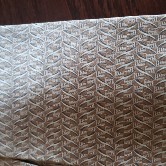 Geoffrey Beene 100% silk tie - Picture 2 of 5
